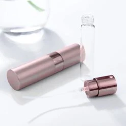 Scenty - Parfum Verstuiver Navulbaar - Mini Parfum Flesje - Reisflesje - Lichtroze -Parfum Luxe Verkoopwinkel 1200x1200 383